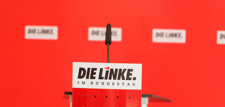 Fachkräftemangel? Rednerpult für Pressekonferenzen der Linke-Fra...
