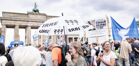 Bis zu 4.600 Menschen folgten dem Aufruf aus dem »Querdenker«-Sp... Bis zu 4.600 Menschen folgten dem Aufruf aus dem »Querdenker«-Sp...