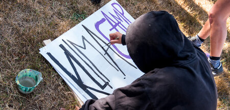 Nehmen es selbst in die Hand: Teilnehmende des Protestcamps in H... Nehmen es selbst in die Hand: Teilnehmende des Protestcamps in H...