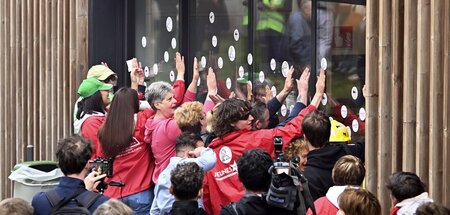 Beschäftigte protestieren am Montag vor dem Hauptquartier von De... Beschäftigte protestieren am Montag vor dem Hauptquartier von De...
