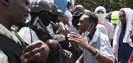 Kein Vertrauen: Ein Demonstrant beschimpft einen Polizeibeamten ...