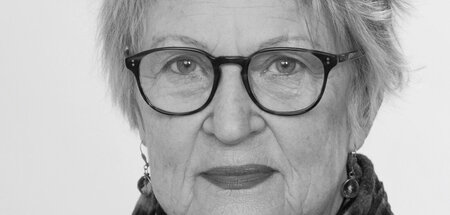 »In den Gehirnwindungen einer Erwachsenen / Sitzt ein Mädchen / ... »In den Gehirnwindungen einer Erwachsenen / Sitzt ein Mädchen / ...