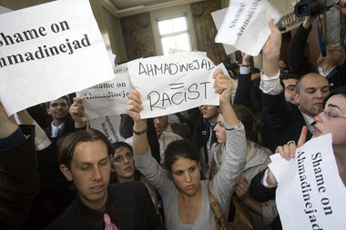 Protestaktion gegen Ahmadinedschad in Genf – die Störer wurden i...
