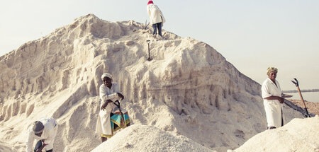 Arbeiter schaufeln tagelang unraffiniertes, von der Oberfläche g...