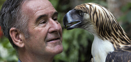 Nigel Marven mit einem Philippinenadler, der auch als Wappentier... Nigel Marven mit einem Philippinenadler, der auch als Wappentier...