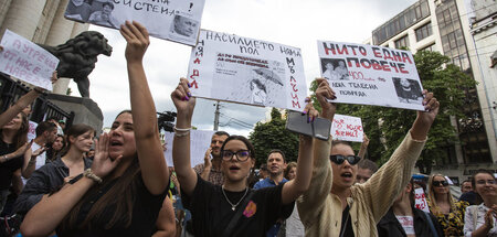 Nach brutalem Angriff und laschem Gerichtsurteil protestieren in... Nach brutalem Angriff und laschem Gerichtsurteil protestieren in...