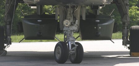 Zwei »Taurus«-Marschflugkörper an einem »Tornado«-Kampfflugzeug ...