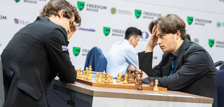 Vincent Keymer (r.) im Spiel gegen Magnus Carlsen Vincent Keymer (r.) im Spiel gegen Magnus Carlsen