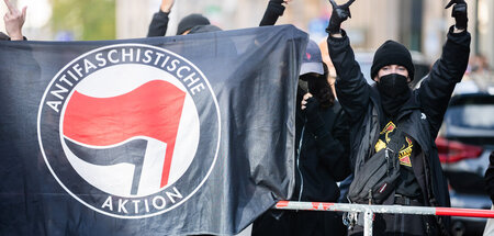 Teilnehmer einer Gegendemonstration zu einer Demonstration der A