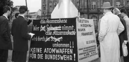 »Atomwache« in Frankfurt am Main im September 1958 durch die Gru...