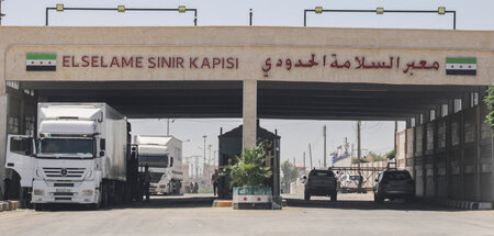 Kraftfahrzeuge am Grenzübergang Bab Al-Salameh nahe Aleppo (9.8.... Kraftfahrzeuge am Grenzübergang Bab Al-Salameh nahe Aleppo (9.8....