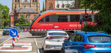 Frechheit! Zug nimmt Autos am 24. Mai in Landau die Vorfahrt Frechheit! Zug nimmt Autos am 24. Mai in Landau die Vorfahrt