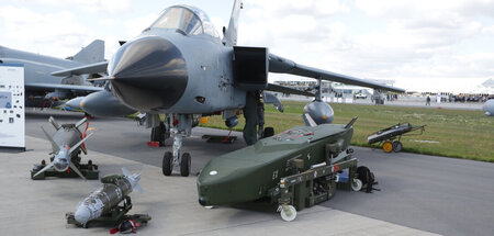 »Tornado«-Kampfjet mit einem davor liegenden Luft-Boden-Marschfl...