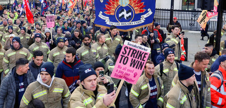 An vorderster Front des Arbeitskampfs: FBU-Streik für höhere Löh... An vorderster Front des Arbeitskampfs: FBU-Streik für höhere Löh...