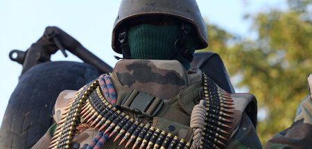 Mitglied der ECOWAS-Eingreiftruppe an einem Checkpoint in Banjul... Mitglied der ECOWAS-Eingreiftruppe an einem Checkpoint in Banjul...