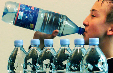 Gefährliche Durstlöscher. Viele abgefüllte Mineralwasser weisen ...