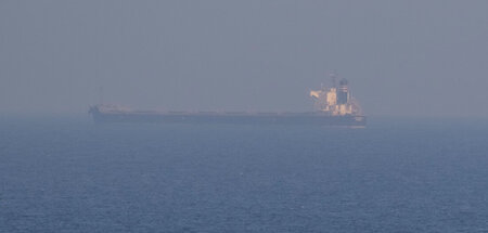 Schiff mit ukrainischem Getreide im Schwarzen Meer in der Nähe d...