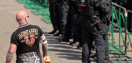 Nicht nur nachts in Erfurt unterwegs: Neonazi mit »Sonnenrad«-Ta... Nicht nur nachts in Erfurt unterwegs: Neonazi mit »Sonnenrad«-Ta...