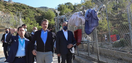 Premier Kyriakos Mitsotakis (Mitte) bei einem Besuch eines Flüch...