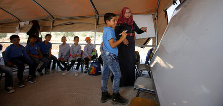 Nachdem israelische Soldaten als Klassenräume genutzte Wohnwagen...