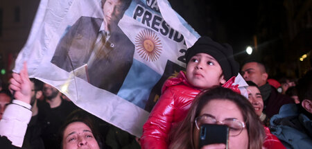 Anhänger von Javier Milei vor dem Wahlkampfbüro während der Vorw...