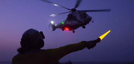 Ein US-Matrose gibt einem »H225-Super-›Puma‹-Hubschrauber« am Go...