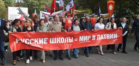 Friedensbotschaft auf russisch: Protest gegen diskrimierende Ges...