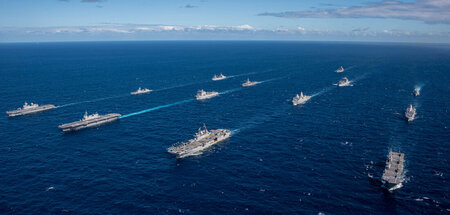 Britische, japanische und US-Kriegsschiffe in Formation vor Aust... Britische, japanische und US-Kriegsschiffe in Formation vor Aust...