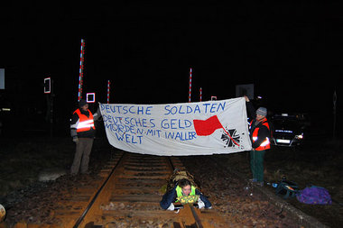 Sand im Kriegsgetriebe – Hanna Poddig und Unterstützer blockiert...