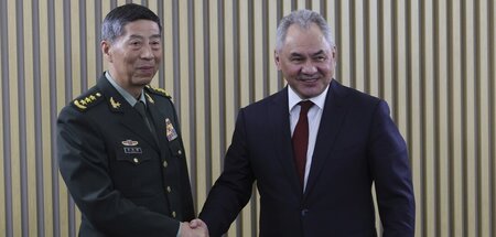 Handschlag unter Vertrauten: Chinas Verteidigungsminister Li und...