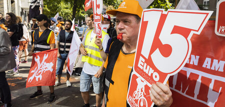 »15 Euro mindestens«: Kundgebung vor der Lieferando-Zentrale am ...