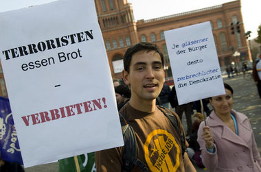 Demonstranten gegen Terrorhysterie und Überwachungswahn im
Okto... Demonstranten gegen Terrorhysterie und Überwachungswahn im
Okto...
