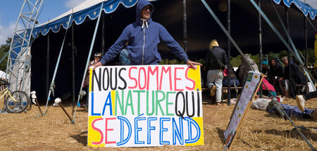 Der Widerstandskämpfer Jean-Baptiste Redde mit einem Transparent...
