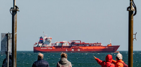 Kommt nicht von den Cayman Islands: LNG-Tanker vor Seebrücke in ...