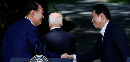 Weit gereist für warmen Händedruck: Südkoreas Präsident Yoon (l....