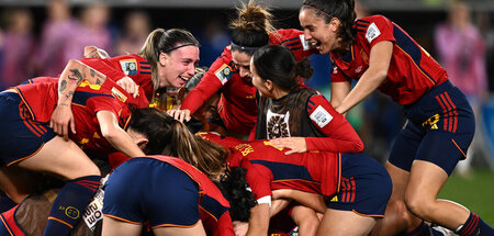 Trainerfrei und Spaß dabei: Die Spanierinnen feiern ihren WM-Tit...
