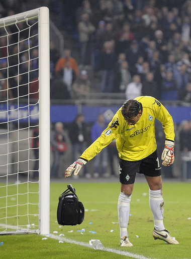 In dem Koffer ist Medizin. Tim Wiese vor dem bösen
Elfertreten In dem Koffer ist Medizin. Tim Wiese vor dem bösen
Elfertreten