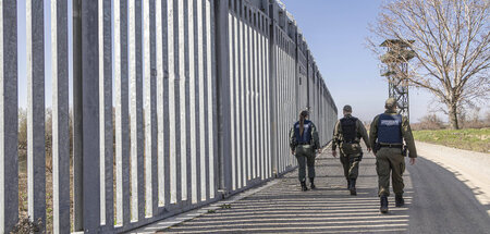 Balkanroute dichtmachen: Griechische Grenzpolizei auf Patrouille...