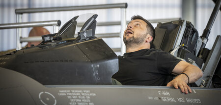 Selenskij beim Probesitzen in einer F-16 auf dem dänischen Luftw...