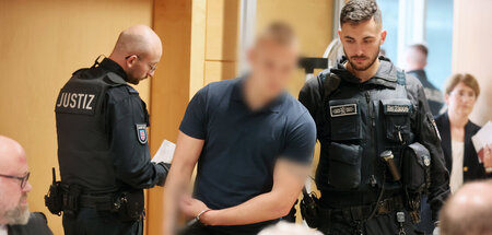 Einer der Angeklagten am Montag im Gerichtssaal in Jena