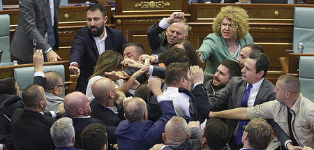 Parlamentarische Debatte, auch mit Händen und Füßen (Pristina, 1...