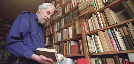 Thomas Kuczynski (1944–2023) in der legendären Bibliothek seines...