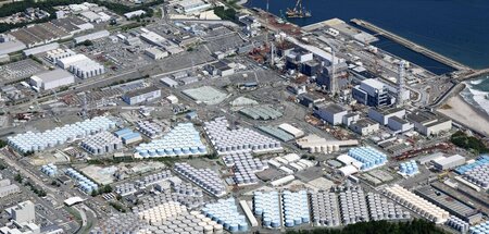 Die Reaktorruine in Fukushima – vollständig umgeben von Tanks mi...