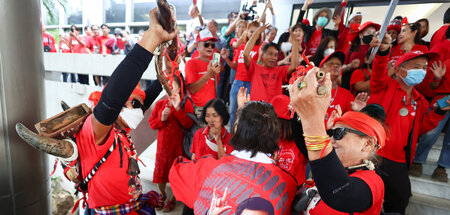 Nicht so rot wie die Gewandung: Anhänger der Partei Pheu Thai in...