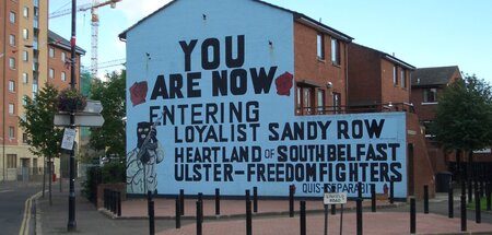 Martialisch: Dieses Wandbild am Beginn der Sandy Row in Belfast ...