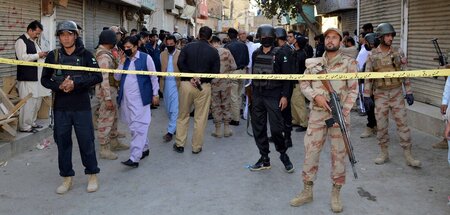 Nach einem Anschlag: Polizei sichert Tatort ab (Quetta, 6.8.2023... Nach einem Anschlag: Polizei sichert Tatort ab (Quetta, 6.8.2023...