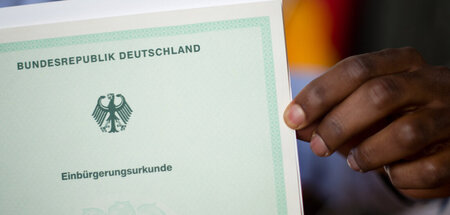 Der Staat wählt aus: Einbürgerungsurkunde Der Staat wählt aus: Einbürgerungsurkunde
