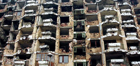 Ohne Fenster: Zerbombter Plattenbau am Stadtrand Sarajevos (Juni...