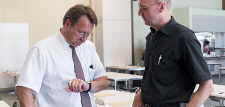 Fünf vor zwölf? Robert Sesselmann (l.) vor der Kreistagssitzung ...
