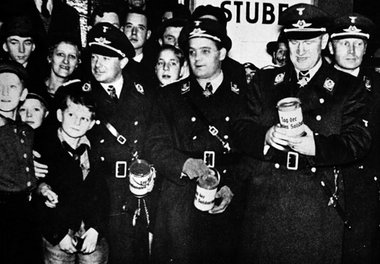 Berlin 1934 – Luftwaffenoffiziere beim Sammeln für das Winterhil...